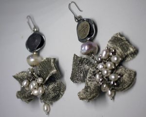 obverse: fiocchi in retina di argento con perle d acqua dolce e monete medievali prima anno 1000
