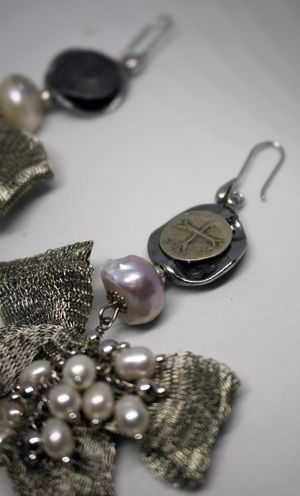 reverse: fiocchi in retina di argento con perle d acqua dolce e monete medievali prima anno 1000