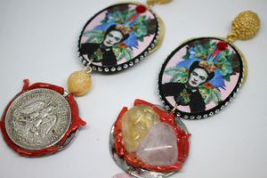 reverse: ORECCHINI LA GRANDE ARTE Frida Kahlo 10 Centavos 1925-35 Messico in argento con quarzo rosa, citrino e corallo