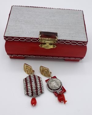 reverse: Orecchini con bottone vintage con strass argento e rosso, antica moneta romana in argento, con scatola personalizzata.