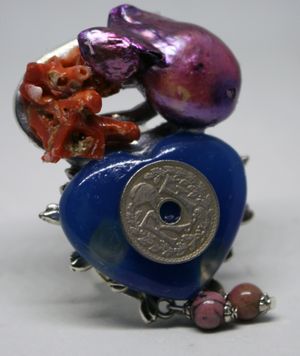 obverse: ANELLO rodocrosite, perla scaramazza con madreperla iridescente, corallo grezzo settecentesco, agata blu. Franco francese Lindauer