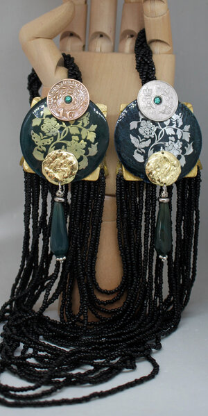 obverse: PARURE Collana Maori di perline multifilo fatta interamente a mano,  resina con madreperla e metallo, malachite. Monete 1 C. Compagnia delle Indie 195 25 Ore Danimarca