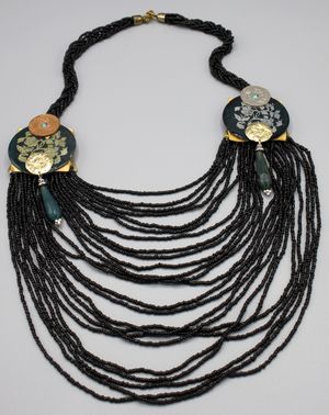 reverse: PARURE Collana Maori di perline multifilo fatta interamente a mano,  resina con madreperla e metallo, malachite. Monete 1 C. Compagnia delle Indie 195 25 Ore Danimarca