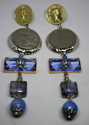 reverse: ORECCHINI cristallo fumé, agata naturale blu, Swarowski. Moneta: 10 pence inglesi