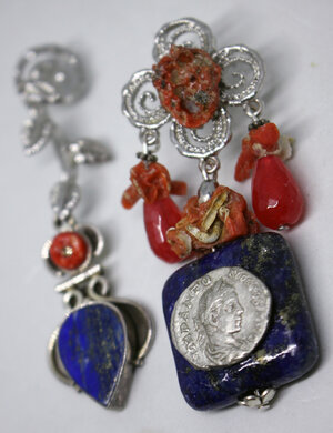 reverse: ORECCHINI pendente in argento lapislazzulo naturale e corallo grezzo del  700, giada rossa. Denario Elagabalo (218-222)