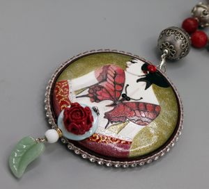 reverse: COLLANA tondo in ceramica dipinto a mano interscambiabile con fiore in giada naturale. Omaggio a Madama Butterfly. Moneta giapponese 1 Sen 1940.