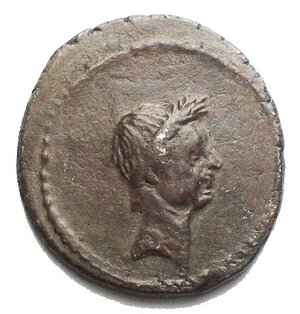 obverse: Interessante medaglia a riprodurre denario di Giulio Cesare g 3,5