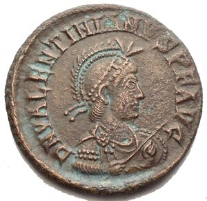 obverse: Impero Romano. Valentiniano II (375-392) AE, Siscia. D/ DN VALENTINIANVS PF AVG. Busto elmato e corazzato a destra, tiene lancia e scudo. R/ GLORIA RO-MANORVM. L Imperatore su una prua a sinistra; dietro, una Vittoria al timone. RIC 40b. A SISC ° g 4,32. mm 22,4 x 22,9 BB-qSPL