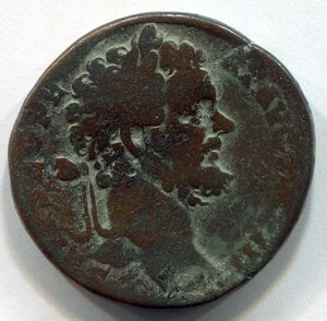 obverse: Settimio Severo (193-211), Roma. AE Sestertius (20,98 gr. - 29 mm.). R.\: Le tre Monetae stanti di fronte, con la testa a sinistra, ciascuna con bilancia e cornucopia. RIC IV, 678. MB. R1.