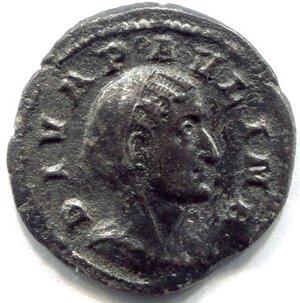 obverse: PAOLINA (235-238 d.C.), moglie di Massimino I. Roma. AR denarius (2,43 gr. – 19 mm.). D.\: DIVA PAOLINA, busto velato verso destra; R.\: CONSECRATIO, Paolina tiene uno scettro, seduta sopra un pavone che si alza in cielo. BB. R2. C2. Affascinante patina scura.