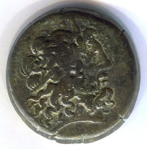 obverse: Tolomeo IV 222-205 a.C). AE Bronzo (61,29 gr. - 42 mm). Testa di Zeus a destra; R.\: ΠΤΟΛΕΜΑΙΟΥ ΒΑΣΙΛΕΩΣ, aquila con ali chiuse, sotto fulmine; Svoronos 1251. BB+. NC. Spessa 5,6 mm., bel modulo, leggera piccola ossidazione al bordo.