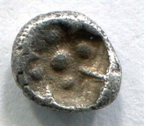 obverse: Ionia, zecca incerta (530-480 a.C.), AR 1/96 Statere (4 mm - 011 gr). D.\: rosetta floreale con punto centrale. R.\: Incuso con 5 punti.  BB. R2. Note, moneta piccolissima, forse una delle piu  piccole mai catalogate.