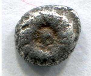 reverse: Ionia, zecca incerta (530-480 a.C.), AR 1/96 Statere (4 mm - 011 gr). D.\: rosetta floreale con punto centrale. R.\: Incuso con 5 punti.  BB. R2. Note, moneta piccolissima, forse una delle piu  piccole mai catalogate.