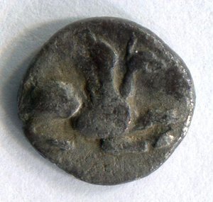 obverse: Troas, Assos (540-400 a.C.), AR emiobolo (7 mm - 0,28 gr.). D.\: Grifone; R.\: testa di leone in incuso. MB/qBB. R2.