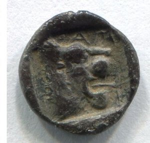 reverse: Troas, Assos (540-400 a.C.), AR emiobolo (7 mm - 0,28 gr.). D.\: Grifone; R.\: testa di leone in incuso. MB/qBB. R2.