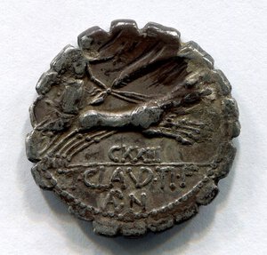 reverse: Gens CLAUDIA (110 a.C.). Roma. AR denarius (3,92 gr.). R.\: TI CLAVD T F AN. Craw 383. MB. NC.