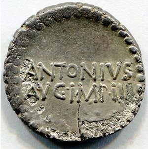reverse: MARCO ANTONIO (32 a.C.). Ar Denarius (3,6 gr. - 20 mm.). R.\: ANTONIVS AVG IMP III. Cr. 543-2. qBB/BB. Raro. Note: frattura di conio. Porosità. Ottima la patina.
