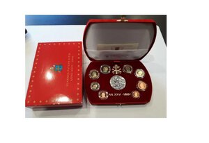 obverse: Vaticano. folder EURO del 2004 con 08 monete + medaglia. PROOF - Fondo Specchio. NC. 