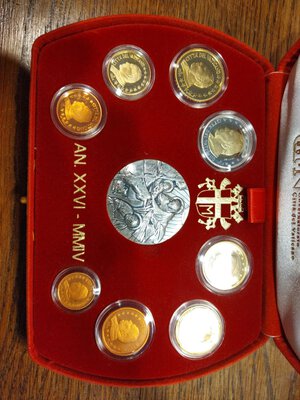 reverse: Vaticano. folder EURO del 2004 con 08 monete + medaglia. PROOF - Fondo Specchio. NC. 