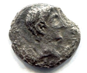 obverse: 
AUGUSTO (27 a.C. - 14). Roma. AR quinario (1,07gr. 14 mm.). R.\: ASIA RECEPTA. MB. R1.
 