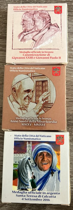 obverse: Vaticano. Lotto di 3 medaglie: 2014 (AE) canonizzazione di Giovanni XXIII e Giovanni Paolo II; 2016 (AE) Anno Santo; 2016 (Ag) Madre Teresa di Calcutta. Con scatole. FDC