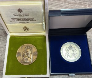 reverse: Vaticano. Giovanni Paolo II. Lotto di 2 medaglie: 1988 (AE) 