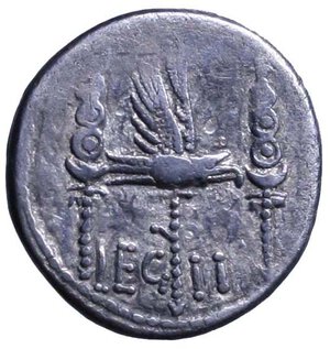 reverse: MARC’ANTONIO (32-31 a. C.) Denario legionario. Galea verso sn. R/ Aquila legionaria tra insegne; in basso, LEG II. Cr. 544/14     AR     RARO    BB