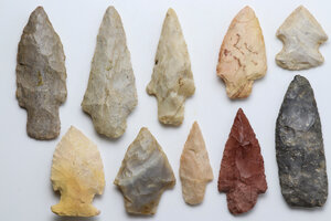 obverse: NATIVE AMERICAN ARROWHEADS  American prehistory, c. 13500-1000 BC.  Lot of ten (10) flint Native American arrowheads. Various shapes.  Dimensions: from 69 to 33 mm