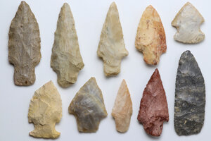 reverse: NATIVE AMERICAN ARROWHEADS  American prehistory, c. 13500-1000 BC.  Lot of ten (10) flint Native American arrowheads. Various shapes.  Dimensions: from 69 to 33 mm