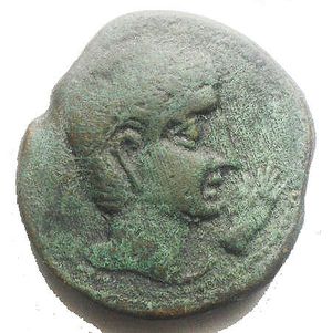 obverse: Mondo Greco. Hispania. Provincia Citerior, Castulo. AE 24,5 x 26,7 mm. 2° metà del I° secolo a.C. D/ Testa diademata di Ottaviano/Augusto a destra. Davanti, mano. R/ Sfinge a destra. Burgos 881. gr. 14.8 AE. BB+. Bella patina verde