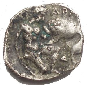 obverse: Apulia, Arpi AR Diobol. Circa 325-275 BC. Head of Athena to right, wearing Attic helmet decorated with hippocamp / Herakles kneeling to right, strangling lion; ΑΡΠ (CΕΡ) above, Δ below, club to left. HN Italy 637 var. SNG ANS 632 var. 0,8 g. 11,6 mm
