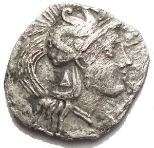 reverse: Apulia, Arpi AR Diobol. Circa 325-275 BC. Head of Athena to right, wearing Attic helmet decorated with hippocamp / Herakles kneeling to right, strangling lion; ΑΡΠ (CΕΡ) above, Δ below, club to left. HN Italy 637 var. SNG ANS 632 var. 0,8 g. 11,6 mm