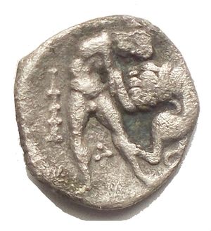 reverse: Tarentum. AR Diobol, 380-334 BC. Obv. Head of Athena right, wearing Attic helmet surmounted by Triton. Rev. Herakles fighting Nemean lion; to left, club; between Herakles legs, Δ. AR. g. 0.84 mm 11.3 x 11.57 