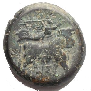 reverse: Mondo Greco. Italia Greca. Campania, Suessa Aurunca. AE 21,24 mm. 268-240 a.C. D/ Testa laureata di Apollo a sinistra. Davanti, SVESANO. Dietro, N. R/ Toro androcefalo che cammina a destra. Sopra, Nike vola a destra e lo incorona. Sotto, IΣ. SNG ANS -. BMC. 1, 11. g 7.8 BB++/BB+. Raro di questa qualità, con etnico perfettamente leggibile e patina verde intenso con sedimenti