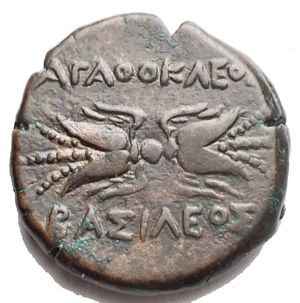 reverse: Syracuse - Agathokles - Artemis Bronze 317-289 BC. Obv: SWTEIRA legend with head of Artemis right, wearing earring and necklace, quiver behind shoulder. Rev: AGAQOKLEOS BASILEOS legend above and beneath winged thunderbolt. Calciati 138-142; SNG Cop 779; Sear 1200. 10,15 grams. 23,04 x 22,6 mm Good Very fine.