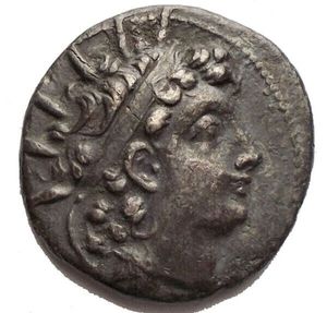 obverse: Seleukid Empire. Antiochos VI Dionysos. AR Drachm. Antioch on the Orontes 144-142 BC. d/Radiate and diademed head right r/ Spiked Macedonian helmet with cheek guards, adorned with wild goat s horn above visor; ΒΑΣΙΛΕΩΣ ΑΝΤΙΟΧΟΥ to right, ΕΠΙΦΑΝΟΥΣ ΔΙΟΝΥΣΟΥ to left, TPY above helmet, monogram below. SC 2003a; HGC 9, 1037. 3.76g, 17.2 x 17.6 mm a EF/ Good VF. Rare. Toned