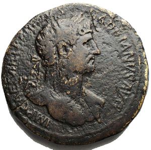 obverse: ADRIANO 117-138. Sesterzio Ae 118. Diametro: 34,2 mm Peso: 26,26 g. Stato di conservazione: qBB C.91 (20 franchi) - RIC.547 - BMC/RE.1120 - H.1/62 - RCV.3571 ($2500) dritto: IMP CAESAR TRAIANVS - HADRIANVS AVG Busto laureato a destra, drappeggiato sulla spalla sinistra rovescio: PONT MAX TR POT COS II/ ADVENTVS AVG/ SC Roma seduta a destra su pettorale e scudo, porge la mano ad Adriano in piedi a sinistra.