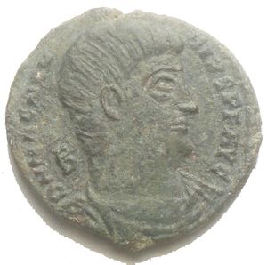 obverse: Magnentius, 350-353 n. Chr. AE-Maiorina  Vs.: D N MAGNEN-TIVS P F AVG, gepanzerte und drapierte Büste n. r., links im Feld B. Rs.: VICT DD NN AVG ET CAES, zwei Victorien stehen einander gegenüber und halten Kranz mit VOT / V / MVLT / X, darunter Stern VF Green patina