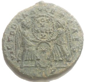 reverse: Magnentius, 350-353 n. Chr. AE-Maiorina  Vs.: D N MAGNEN-TIVS P F AVG, gepanzerte und drapierte Büste n. r., links im Feld B. Rs.: VICT DD NN AVG ET CAES, zwei Victorien stehen einander gegenüber und halten Kranz mit VOT / V / MVLT / X, darunter Stern VF Green patina