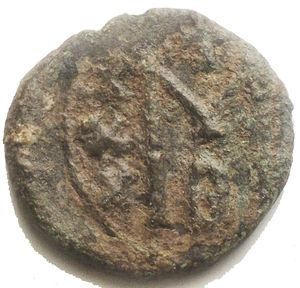 reverse: Siracusa. TEOFILO (829-842). Follis Ae. D/ Busto frontale di Teofilo con globo crucifero R/ Grande M, sopra croce, sotto lettera, a sn XXX in verticale, a ds (NNN) in verticale. Sp. 431. g 4,52. mm 20,3 x 19.3. BB/qBB