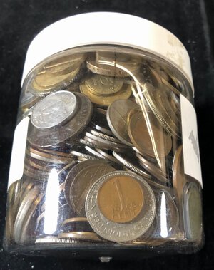 obverse: MONDIALI -  Scatola con oltre 2 Kg di monete di varie epoche e paesi.