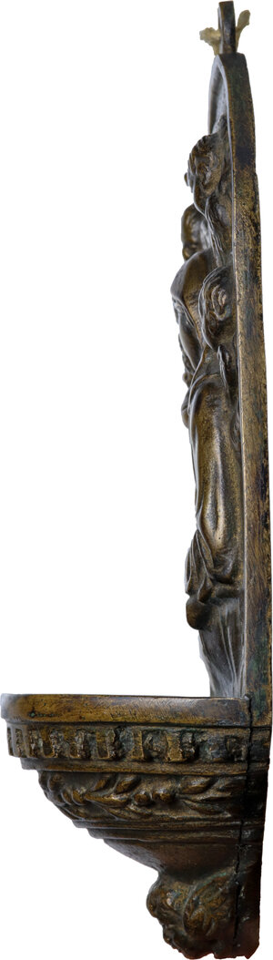 reverse: Acquasantiera in bronzo, patina marrone scuro, a contorno sagomato, con appiccagnolo originale, Italia centrale (Firenze ?), fine XVII secolo