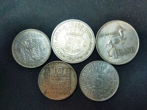 reverse: MONDO. Lotto 5 monete in argento: Germania 5 Marchi del 1971, Francia 10 franchi del 1933, Sud Africa 1 rand del 1967, Olanda 1 gulden del 1931, Sud Africa 2 ½ $ del 1958. Conservazioni come da foto. 