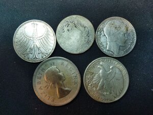 obverse: MONDO. Lotto 5 monete in argento: Germania 5 Marchi del 1958, Francia 10 franchi del 1930, Sud Africa 2 1/2 S. del 1958, Venezuela del 1905, USA Half Dollar del 1942. Conservazioni come da foto. 