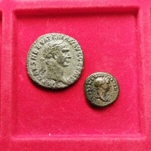 obverse: Lotto molto interessante di 2 monete dell’imperatore TRAIANO (98-117), entrambe con zecca di Roma: 1.) AE asse (10,62 gr. - 29 mm.). R.\: TR POT COS II. BB-qBB. Ottima patina verde; 2.) AE quadrante (17 mm. – 2,58 gr.). R.\: Lupa a sinistra, S C; C. 69. MB. NC;