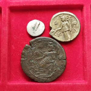 reverse: Lotto molto interessante di 2 monete dell’imperatore ADRIANO (117-138), entrambe con zecca di Alessandria, Egitto: 1.) AR tetradramma (24 mm, 12.9 g), D.\: AΥT KAIC TΡAIN AΔΡIANOC CEB, R.\: L K A Demeter di fronte in piedi, tiene nella mano destra delle spighe di grano e nella sinistra una lunga fiaccola. Emmett 832. Milne 1519. BB. R1. 2.) AE Dracma (24,80 gr. - 34,6 mm.). R.\: Dio fluviale (Nilo) steso a sx. MB. R1. Note, affascinante la patina e modulo largo.3.) Cappadocia, Caesarea. AR Emidramma (1,75 gr. - 14 mm.). R.\: data: ЄT Δ e clava. RPC 3072. MB. R1. 
 
%MCEPASTEBIN%