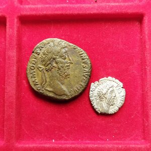 obverse: Lotto di 2 monete dell’imperatore COMMODO (177-192): 1.) Roma. AE sestertius (18,67 gr. - 31 mm.). R.\: TRP VIII IMP VI COS IIII PP; RIC 368. MB; 2.) Roma. AR denarius (2,45 gr. - 18 mm.). R.\: SECVR ORB P M TR P XIIII, COS V P P. BB.