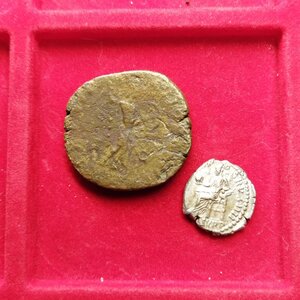 reverse: Lotto di 2 monete dell’imperatore COMMODO (177-192): 1.) Roma. AE sestertius (18,67 gr. - 31 mm.). R.\: TRP VIII IMP VI COS IIII PP; RIC 368. MB; 2.) Roma. AR denarius (2,45 gr. - 18 mm.). R.\: SECVR ORB P M TR P XIIII, COS V P P. BB.