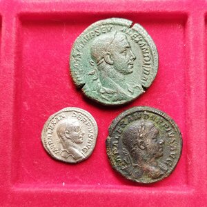 obverse: Lotto di 3 monete (di cui 1 non comune) dell’imperatore ALESSANDRO SEVERO (222-235): 1.) Roma. AE Sestertius (30 mm. – 18,09 gr.). R.\: PAX AVGVSTI. BB/qBB. Ottima patina verde; 2.) Roma. AE asse (26 mm. – 10,75 gr.). D.\: IMP ALEXANDER PIVS AVG; R.\: PROVIDENTIA AVG. RIC IV, 644. qBB. NC.3.) Roma. Ar Denarius (2,39 gr.). R.\: FORTVNAE REDVCI; qBB.