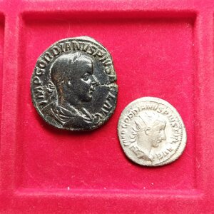 obverse: Lotto di 2 monete dell’imperatore GORDIANO III (238-244): 1.) Roma. AE Sestertius (32,2 mm - 19,3 gr). R.\: AETERNITATI AVG. qBB. Note: bel modulo, gradevole la patina nera; 2.) Roma. AR antoninianus (4,91 gr.). R.\: IMP RP VI COS II P P, BB.